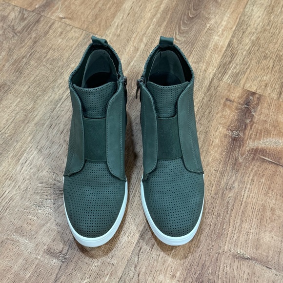 Journee Collection Gray Wedge Slip-On Sneakers - Picture 4 of 9
